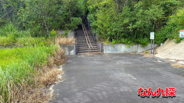 青島パーキングから展望台へ続く階段