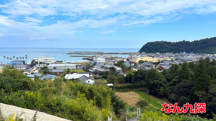 青島パーキング駐車場から眺める青島漁港