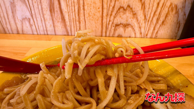 「噛まずに啜れ」のラーメンの麺