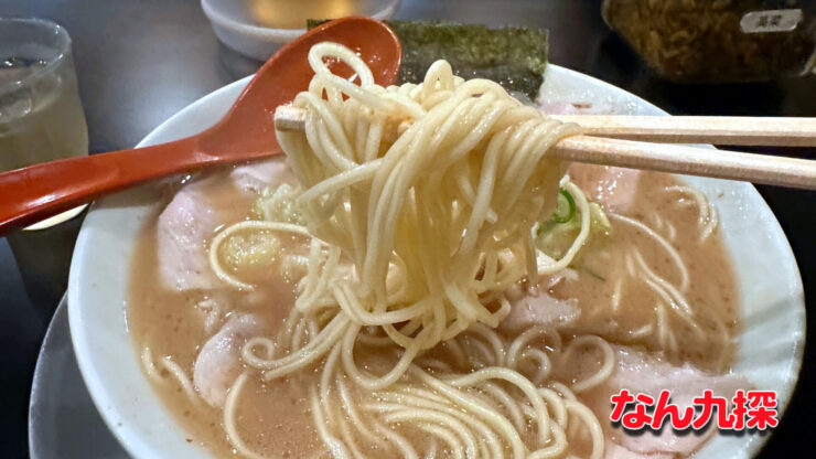 「豚の恩返し」のラーメンの麺