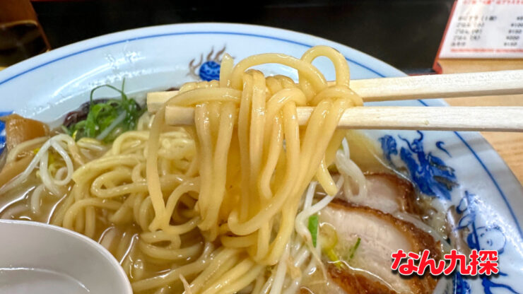 「のり吉ラーメン」のチャーシューの麺