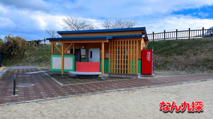 「ビーラインスポーツパーク姶良（姶良市総合運動公園）」のわんぱく広場内のトイレ