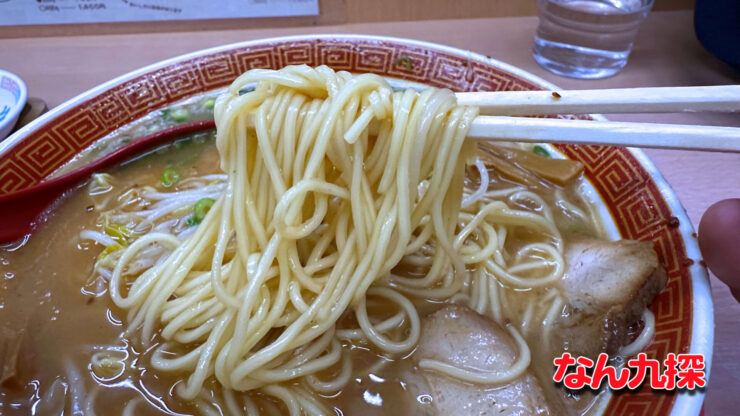 「拉麺男（ラーメンマン）」のトンコツの麺