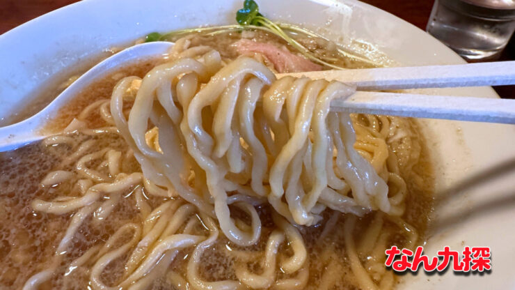 「中華そばシンジョー」の背脂煮干そばの麺