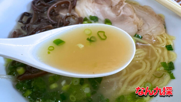 「一休ラーメン 一宮店」のラーメンのスープ